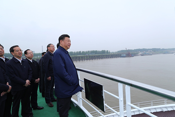 习近平于25日上午乘船沿江察看两岸生态环境和发展建设情况 习近平于25日上午乘船沿江察看两岸生态环境和发展建设情况